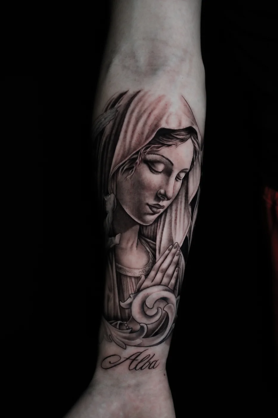 Tatuaje en black and grey y realismo hecho por Alfredo — Compton Tattoo, Alcalá de Henares (01)