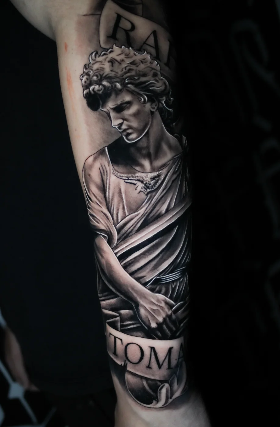 Tatuaje en black and grey y realismo hecho por Alfredo — Compton Tattoo, Alcalá de Henares (07)