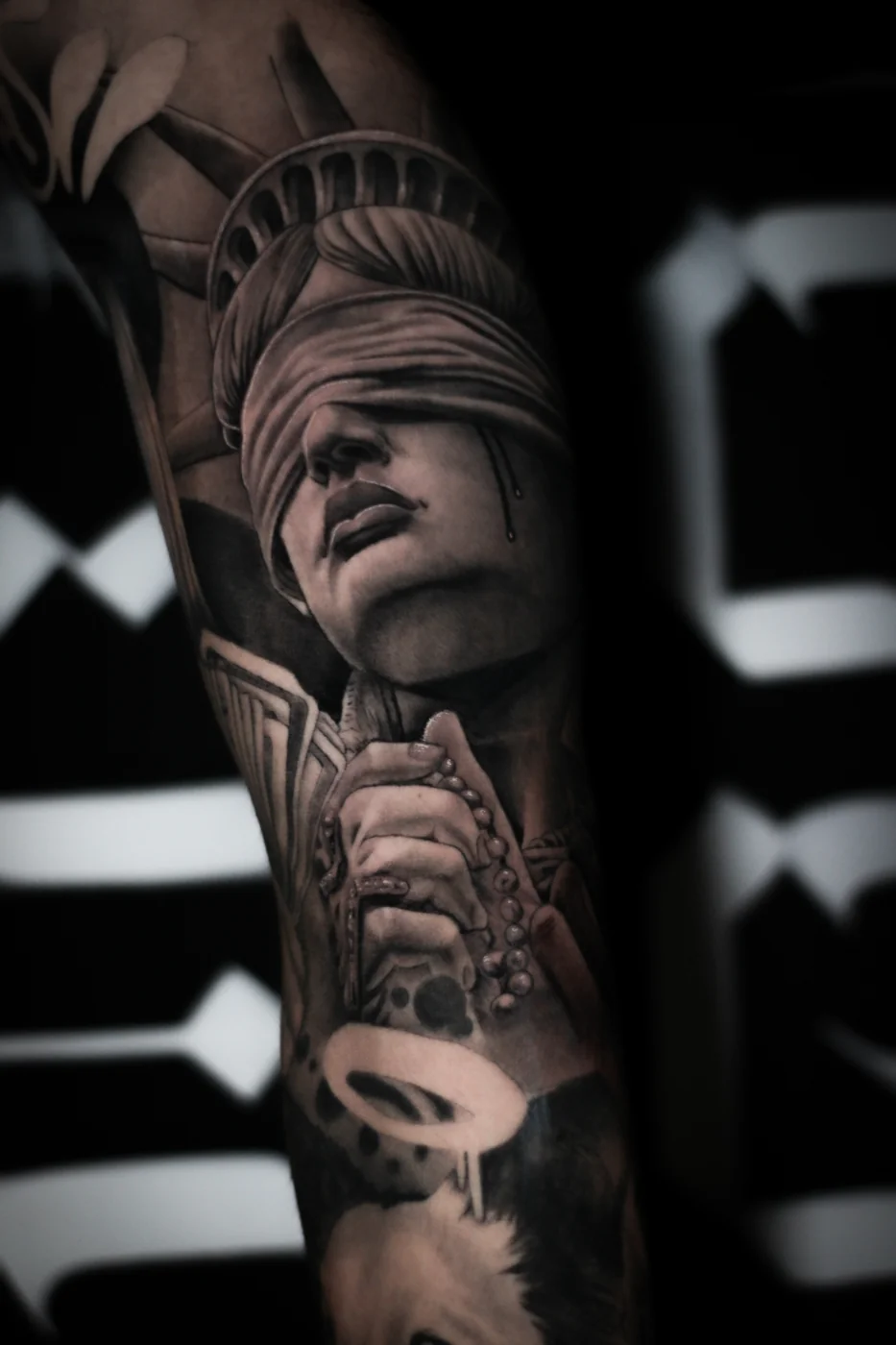 Tatuaje en black and grey y realismo hecho por Alfredo — Compton Tattoo, Alcalá de Henares (08)