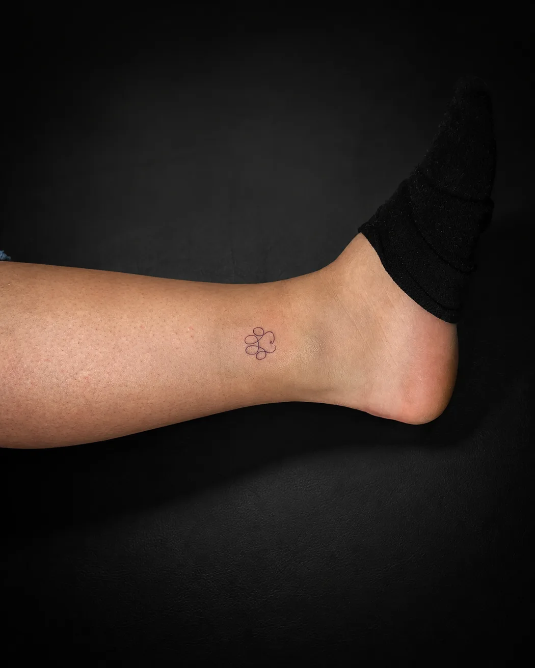 Tatuaje de línea fina hecho por Irene — Compton Tattoo, Alcalá de Henares (05)