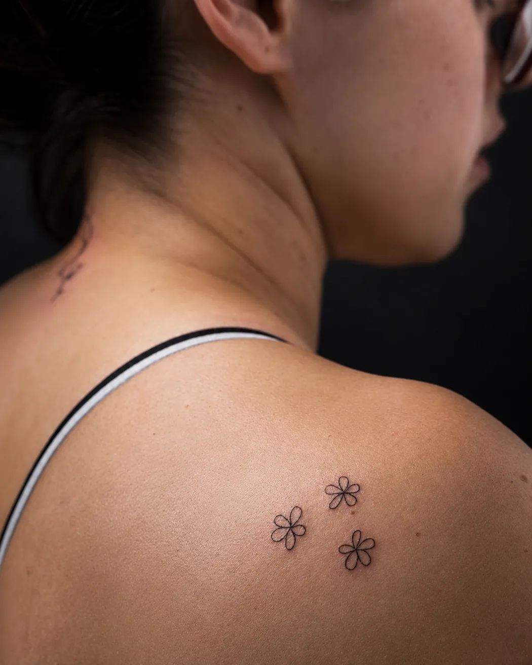 Tatuaje de línea fina hecho por Irene — Compton Tattoo, Alcalá de Henares (06)