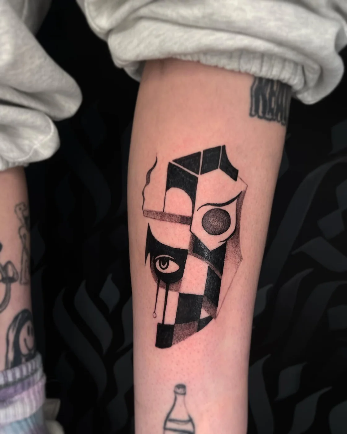 Tatuaje de puntillismo y dotwork hecho por Visual Dislexia — Compton Tattoo, Alcalá de Henares (01)
