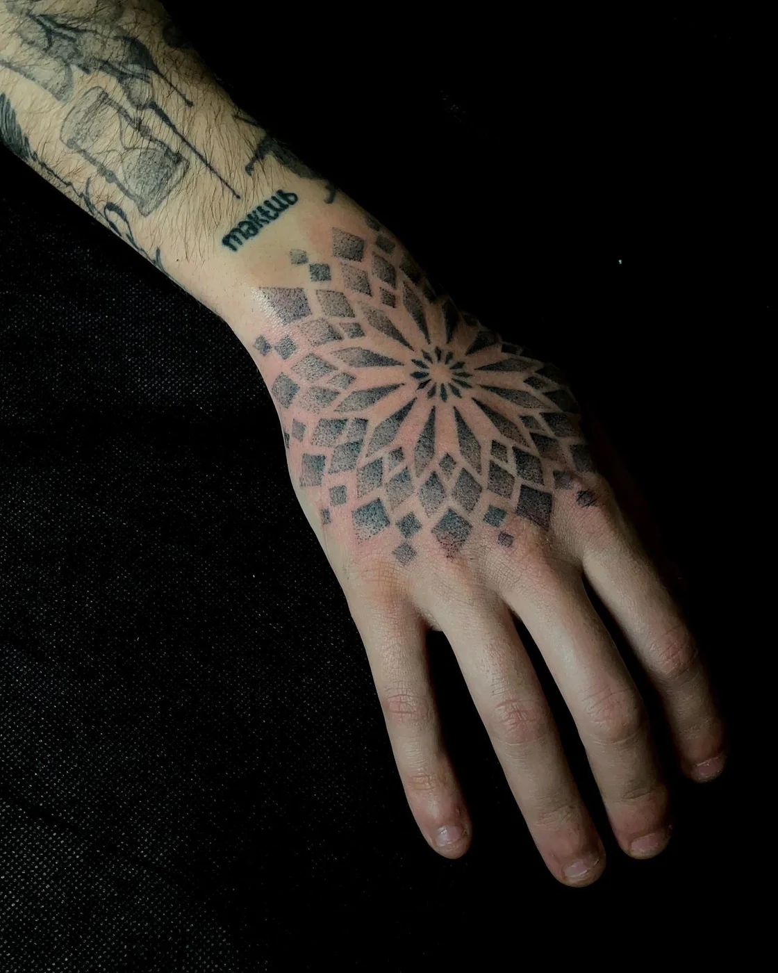 Tatuaje de puntillismo y dotwork hecho por Visual Dislexia — Compton Tattoo, Alcalá de Henares (02)