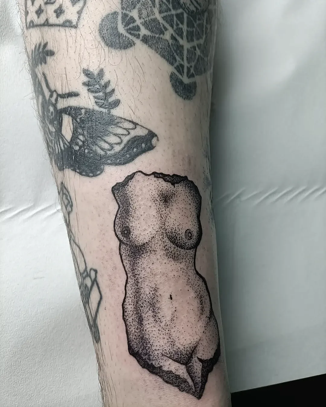 Tatuaje de puntillismo y dotwork hecho por Visual Dislexia — Compton Tattoo, Alcalá de Henares (03)